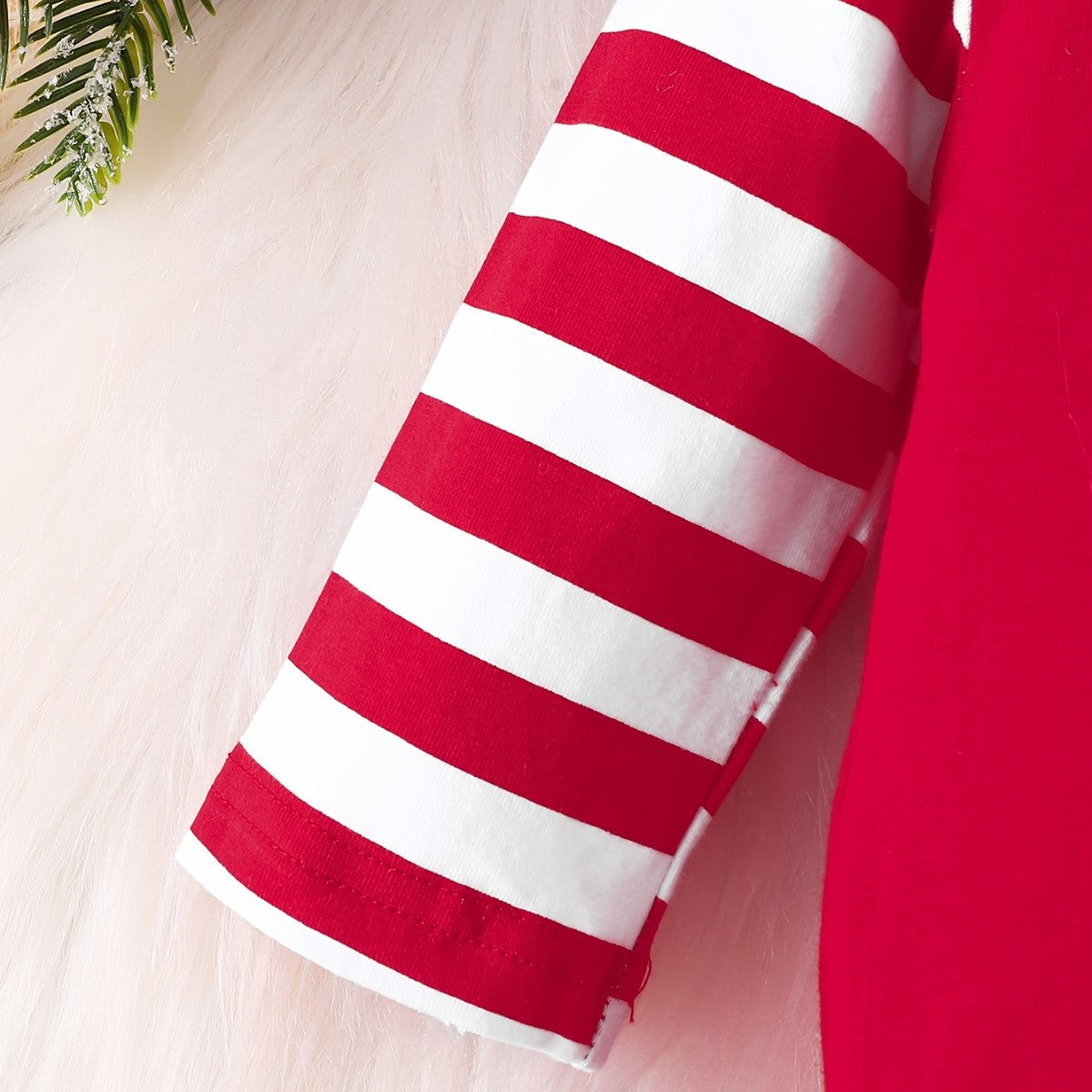 Manche rayée rouge et blanche de la combinaison bébé premier Noël