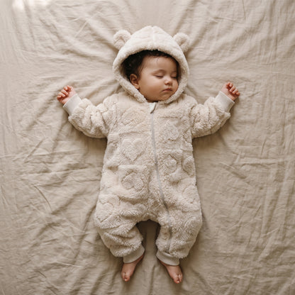 Bébé endormi dans une combinaison bébé polaire doublée sherpa beige à capuche ourson