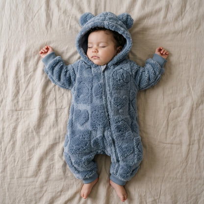 Bébé endormi dans une combinaison bébé polaire doublée sherpa bleu gris à capuche ourson
