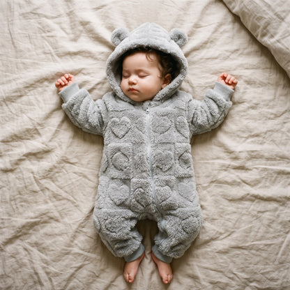Bébé endormi dans une combinaison bébé polaire doublée sherpa gris clair à capuche ourson