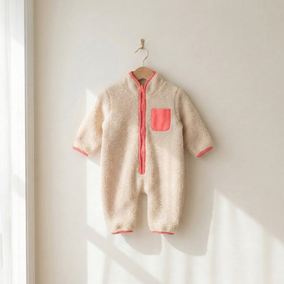 Combinaison polaire bébé zippée crème sur cintre en bois