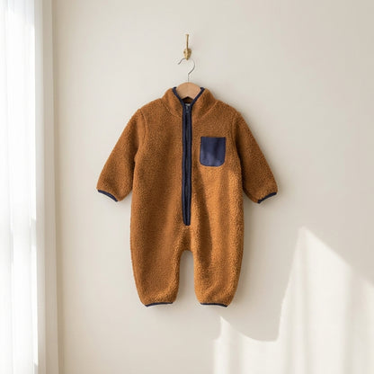 Combinaison polaire bébé zippée caramel sur cintre en bois
