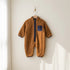 Combinaison polaire bébé zippée caramel sur cintre en bois