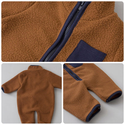 Détails de la combinaison polaire bébé caramel : zip et poche contrastés, vue de dos, poignets et chevilles bordés
