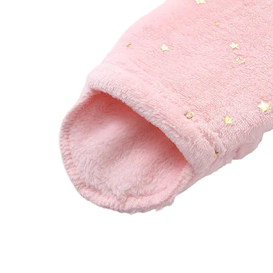 Pied fermé de la combinaison bébé polaire rose à étoiles