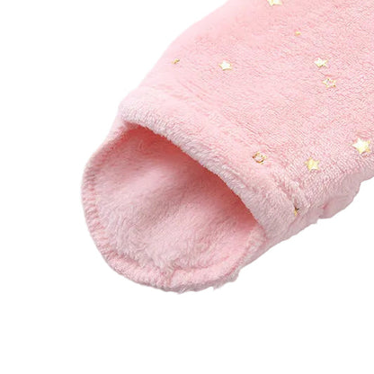 Pied fermé de la combinaison bébé polaire rose à étoiles